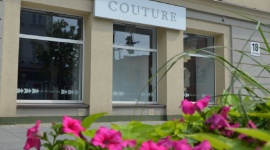 Otwiera się Couture – największy salon ślubny w Białymstoku LIFESTYLE, Moda - Dwieście metrów kwadratowych powierzchni ekspozycyjnej i sprzedażowej, a do tego niemal drugie tyle, przeznaczone na magazyn i pomieszczenia krawcowych.