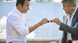 George Clooney rywalizuje z Jeanem Dujardinem o filiżankę kawy LIFESTYLE, Gwiazdy - George Clooney znów pojawia się z filiżanką swojej ulubionej kawy w ręce, o którą rywalizować musi z... kolegą po fachu - Jeanem Dujardinem.
