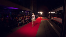 Ekskluzywny pokaz mody marki Hexeline na Dworcu Kolejowym LIFESTYLE, Moda - Wiosenno – letnia kolekcja Hexeline zapiera dech w piersiach. Na wybiegu królują beże, szarości, limonka. Pojawia się jednak także klasyczna czerń i biel oraz granat. Stroje są, jak zwykle, bardzo eleganckie i bardzo kobiecie.