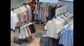 Powakacyjne Targi Off-Fashion Store w Wola Parku LIFESTYLE, Moda - Od 8 do 11 września w Wola Parku odbędzie się kolejna edycja targów OFF-Fashion Store. To świetna okazja dla wszystkich miłośników mody, by uzupełnić garderobę o nową kolekcję ubrań od młodych, polskich projektantów na sezon jesień/zima.