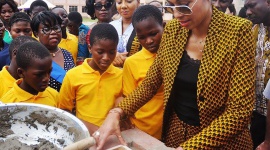 Omenaa Mensah rozpoczęła budowę szkoły w Ghanie! LIFESTYLE, Gwiazdy - Omenaa Mensah, inicjatorka i pomysłodawczyni projektu właśnie wróciła z Ghany, gdzie oficjalnie wmurowano kamień węgielny pod budowę szkoły dla najbiedniejszych dzieci ulicy.