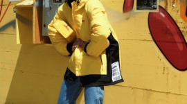 Czerwony i Żółty nigdy nie wychodzą z mody – DHL z Vetements LIFESTYLE, Moda - DHL i Vetements kontynuują współpracę opartą na dostarczaniu nowych trendów w modzie Dziesięć nowych stylowych produktów modowych marki DHL dostępnych wiosną/latem 2018