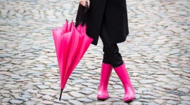 Moda na deszczowe dni – jesienne must have! LIFESTYLE, Moda - Kiedy jesienna aura nie rozpieszcza słońcem, a daje się we znaki rzęsistymi opadami deszczu, wyzwaniem staje się wiele spośród codziennych czynności. Jedną z nich jest skompletowanie odpowiedniego stroju.