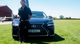 Andrzej Piaseczny wybrał nowego Lexusa LS 500 LIFESTYLE, Gwiazdy - W garażu Andrzeja Piasecznego stanął nowy Lexus LS 500 z silnikiem V6 o mocy 417 KM. Piosenkarz wybrał najnowszą limuzynę marki ze względu na przyjemność z jazdy i komfort podróży.