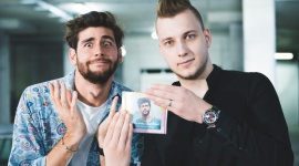 Polski magik Y zaszokował Alvaro Solera LIFESTYLE, Gwiazdy - Alvaro Soler niedawno odwiedził Polskę w związku z promocją swojego nowego hitu „La Cintura”. Podczas wizyty muzyk spotkał się z Y – youtuberem i polskim magikiem gwiazd, który dzięki swoim magicznym umiejętnościom poznał i ujawnił jego sekret. Jaki? Jak zareagował na to Soler?