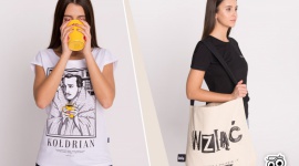 Marka odzieżowa promująca polszczyznę i literaturę podbija serca Polaków LIFESTYLE, Moda - Nadwyraz.com to nowa marka odzieżowa, która powstała z myślą o miłośnikach polszczyzny i literatury. Produkty podbiły serca Polaków nie tylko w Polsce, ale również na całym świecie. Marka jest dzieckiem projektu polszczyzna.pl, którego stronę na Facebooku śledzi 300 tysięcy osób.