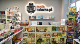 Najpopularniejsi polscy pisarze – sprawdź, kogo warto czytać! LIFESTYLE, Książka - Zdobywają szczyty list bestsellerów, są wydawani w wielu krajach, zgarniają prestiżowe nagrody, a ich książki stają się kanwą dla scenariuszy filmów i seriali. Zobacz, którzy polscy autorzy cieszą się dzisiaj największą popularnością.