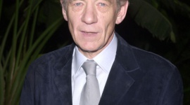 Filmowy Gandalf Ian McKellan obchodzi 80. urodziny LIFESTYLE, Książka - W najbliższą sobotę 80. urodziny obchodzi jeden z głównych bohaterów najpopularniejszego dzieła fantasy „Władcy Pierścieni” – Ian McKellan. Z okazji kolejnych urodzin artysty przedstawiamy jego sylwetkę i kilka ciekawostek z życia.