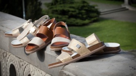 Wygodne buty na lato dla wrażliwych stóp LIFESTYLE, Moda - Lato w Polsce coraz bardziej przypomina tropiki. Kiedy temperatura sięga ponad 30 stopni, marzymy o tym, aby mieć na sobie jak najmniej.