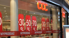 W Porcie Łódź ruszyły letnie wyprzedaże LIFESTYLE, Moda - Letnie obuwie, kolorowe sukienki, kostiumy kąpielowe, kosmetyczne wakacyjne „must have” i wiele innych przydatnych akcesoriów można już kupić w Porcie Łódź z rabatami sięgającymi nawet połowy wyjściowej ceny.