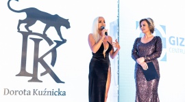 W PAŹDZIERNIKU ODBYŁ SIĘ POKAZ MODY NAJNOWSZEJ EKSKLUZYWNEJ KOLEKCJI DK BY DOROT LIFESTYLE, Moda - Pióra odgrywają główną rolę w najnowszej kolekcji butów i dodatków Doroty Kuźnickiej. Premiera odbyła się 24 października w Bydgoszczy. Wydarzenie prowadziła Monika Zamachowska, gościem specjalnym była Gosia Andrzejewicz, a modelkom na wybiegu towarzyszył zespół Leon Voci Tenors.