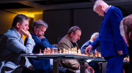 Symultana szachowa z Anatolijem Karpowem LIFESTYLE, Gwiazdy - W poniedziałkowy sierpniowy wieczór w The Tides w Warszawie miało miejsce wyjątkowe szachowe wydarzenie - symultana z udziałem samego Anatolija Karpowa.